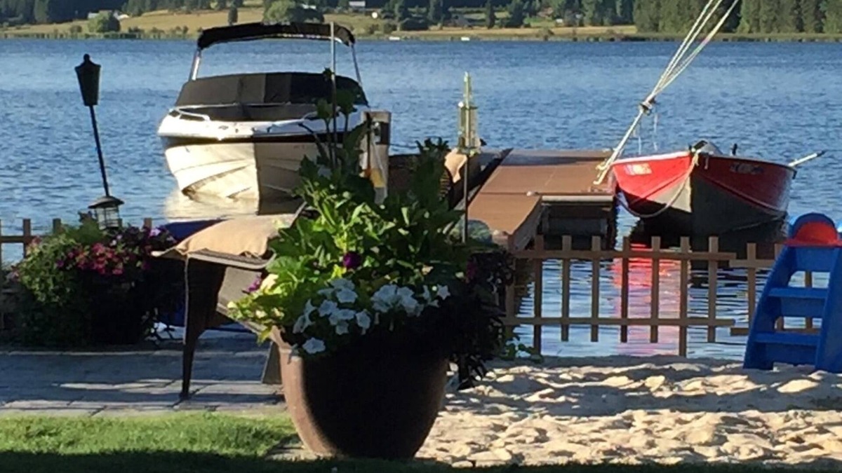 Valley House | House By The Lake