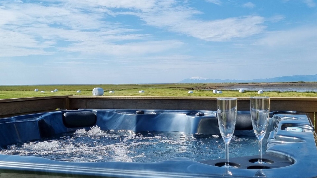 Borgarnes House | House by the ocean. Hot tub and a mountain view.