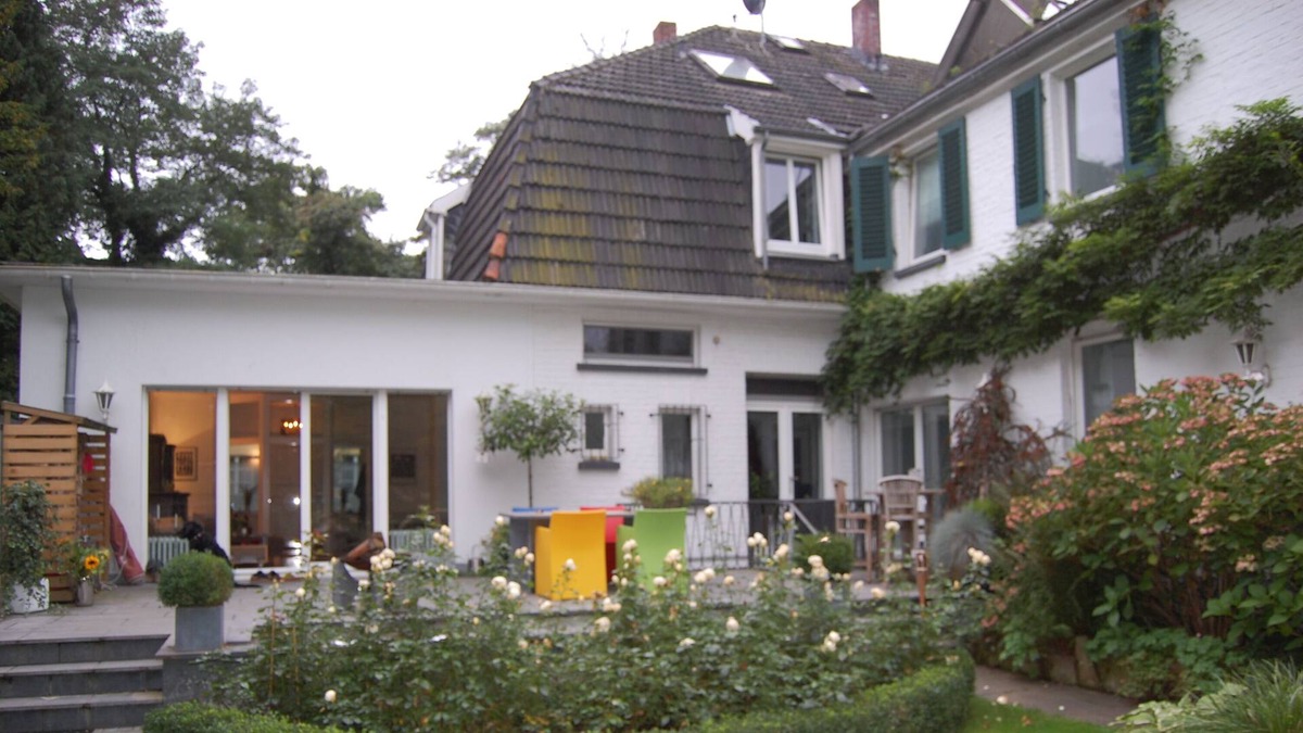 Neukirchen-Vluyn House | House by the pond ... but so central