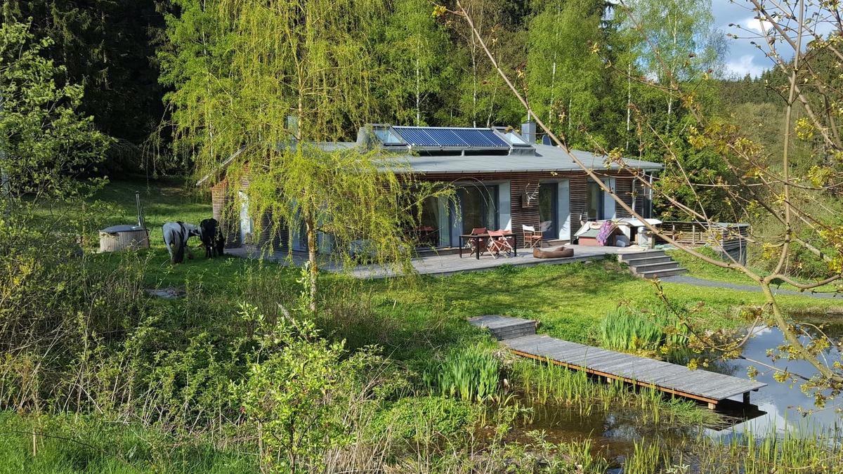 Langer Berg House | House by the pond