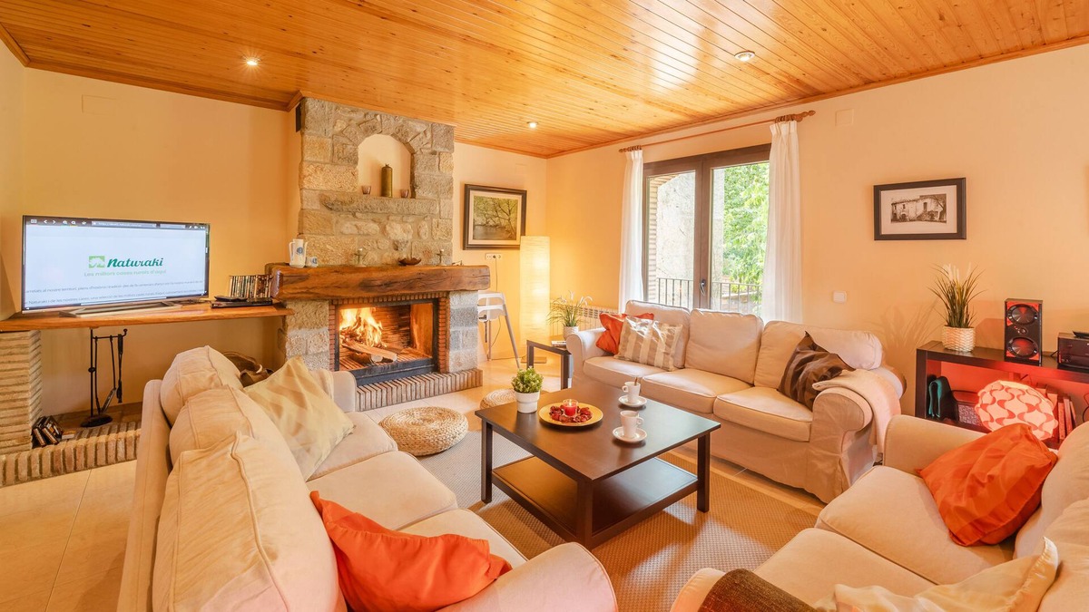 Albanya House | House by the river for 14 people with table football, billiards, gym and barbecue