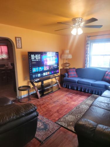 Aliquippa House | House can sleep 8 or more people