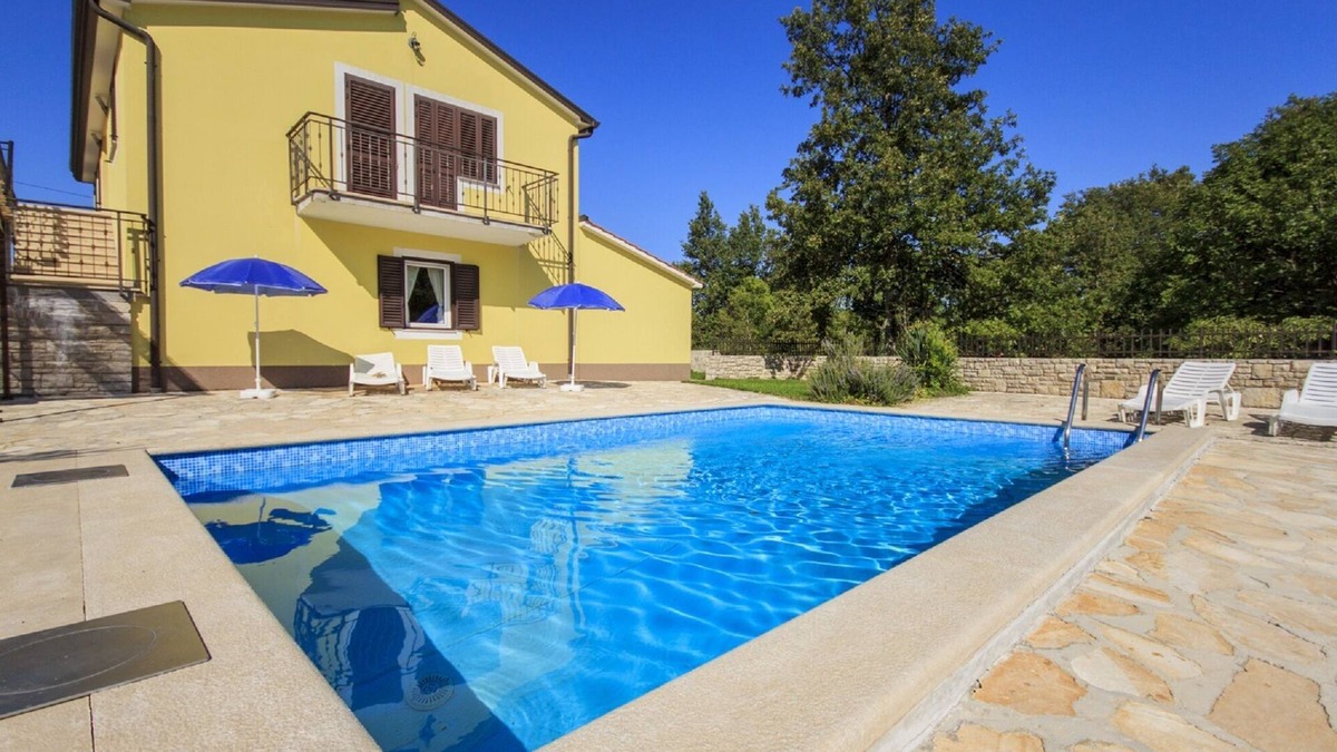 Bazgalji House | HOUSE DAVIDO WITH POOL A GREAT SWIMMING POOL PRIVATE PLAYGROUND HOUSEHOLD WELCOME