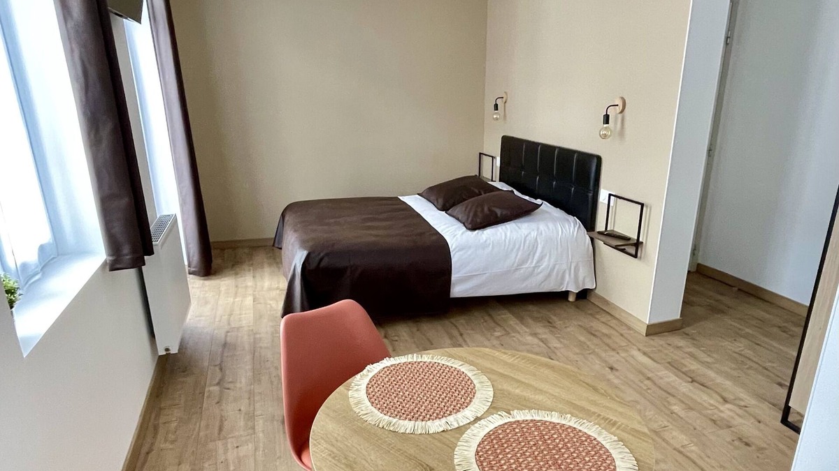 Lens House | House-Executive-Ensuite-Balcony-1er étage