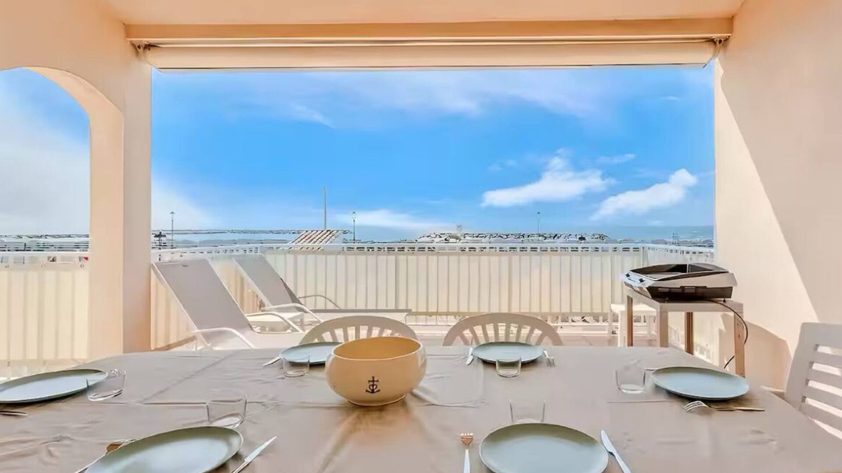 Saintes-Maries-de-la-Mer House | HOUSE FACING THE BEACH, LARGE TERRACE WITH SEA VIEW, AIR CONDITIONING, TOWN CENTER, 3 BEDROOMS