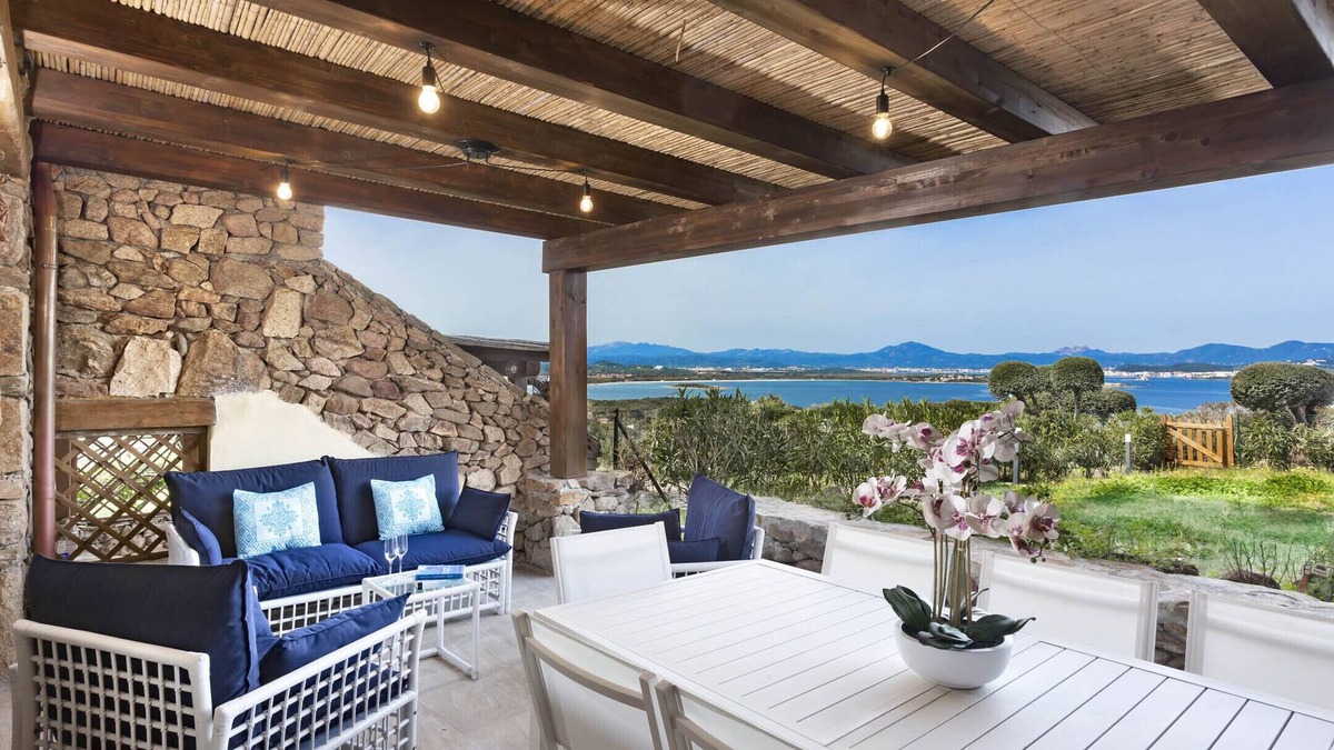 Li Cuncheddi House | House facing the sea Location Li Cuncheddi/Capo Ceraso, Olbia. Condominium swimming pool