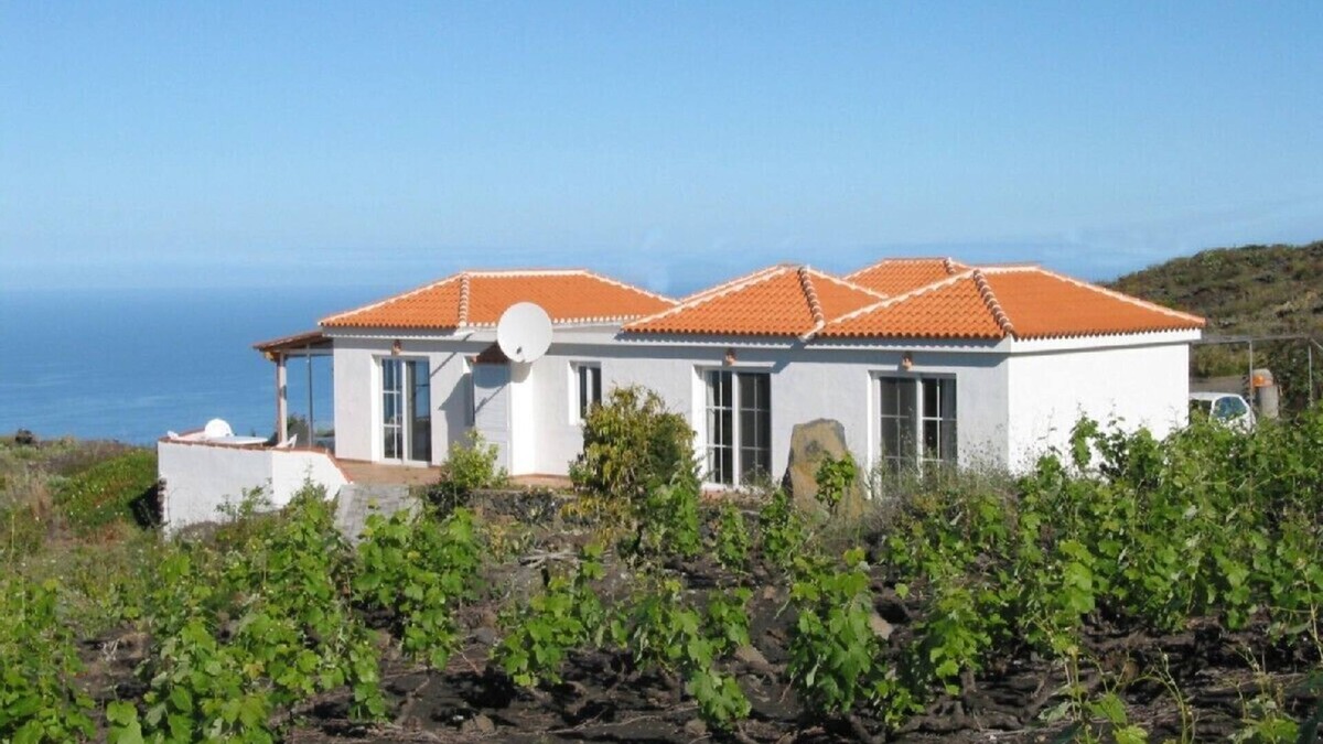 Puerto Naos House | House facing west with a view of the Atlantic and the mountains