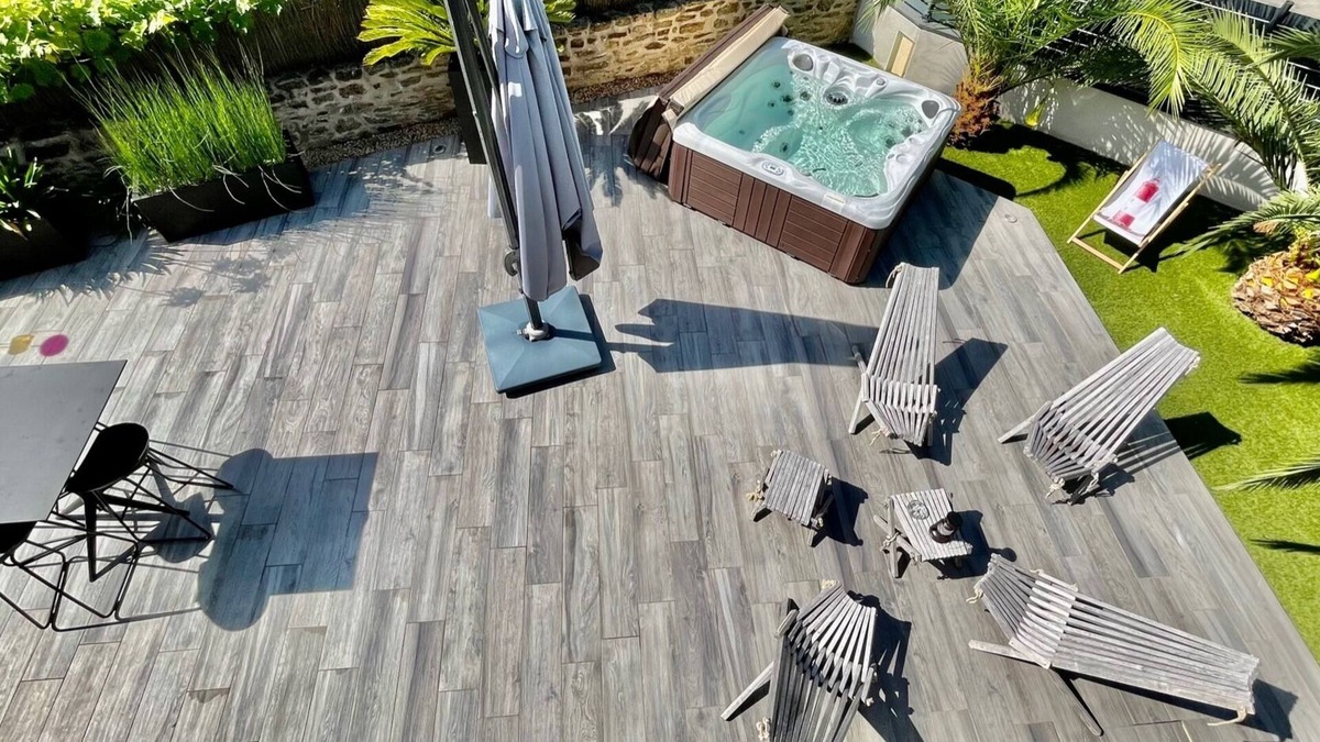 Arradon House | House for 4 JACUZZI/Private GARDEN 400m walk to beach shops 2 bathrooms