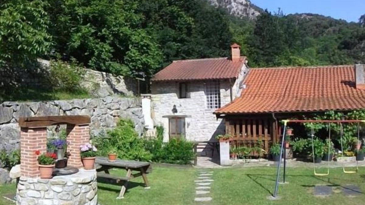 Penamellera Alta Cottage | House for 4 pax. Peaks of Europe. Garden, barbecue, parking, swings, free Wifi.