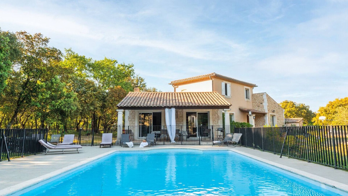 Saint-Restitut Villa | House for rent, in the countryside, private swimming pool in a quiet area