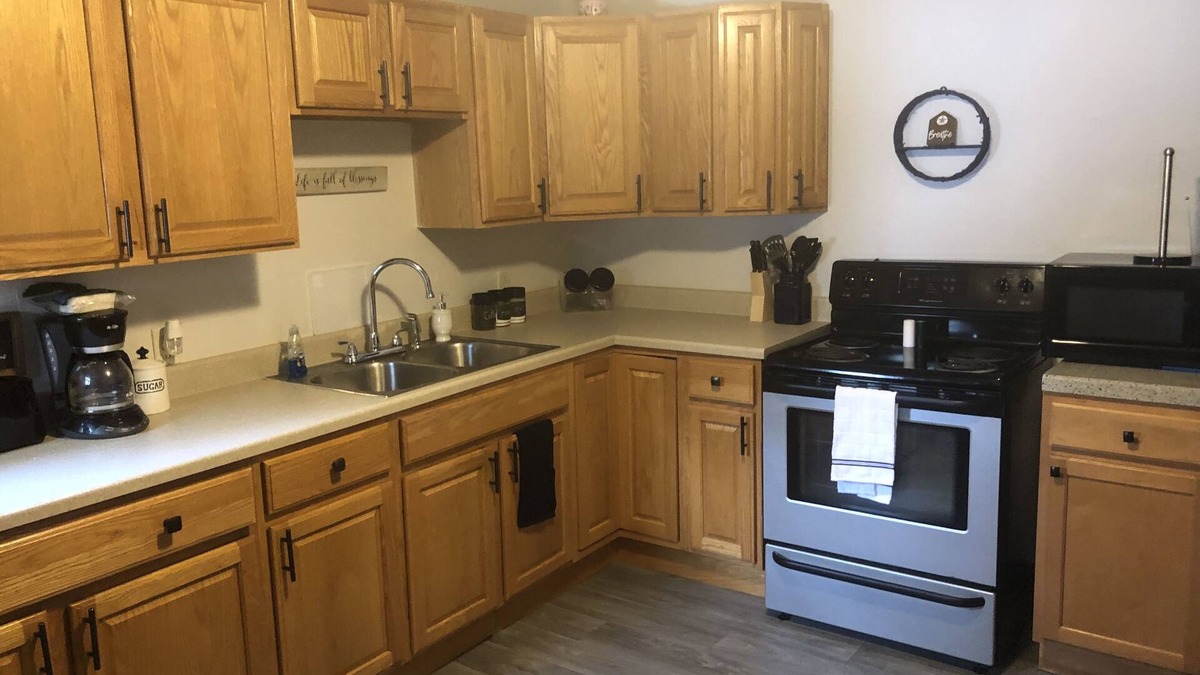 Adrian House | House for the Whole Family! Sleeps 7!