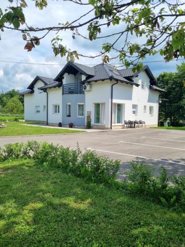 Smoljanac Apartment | House Forest Queen
