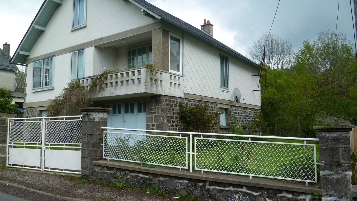 Egliseneuve-d'Entraigues House | HOUSE OF 100 M2 ON TOTAL BASE. FENCED GARDEN OF 700M2