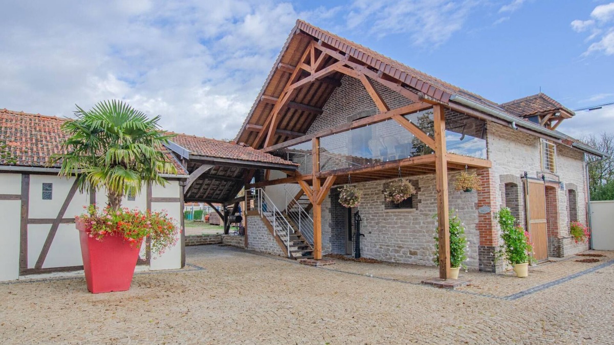Fontaine-les-Gres House | House
