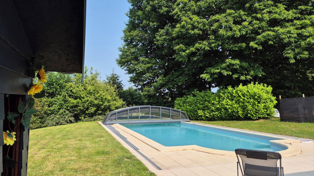La Chapelle Montbrandeix House | House with swimming pool, pets welcome. 3300-metre fenced park