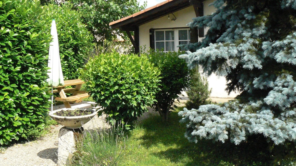 Saint-Hilaire-de-Lusignan House | House in large enclosed garden - pets welcome - quiet and safe