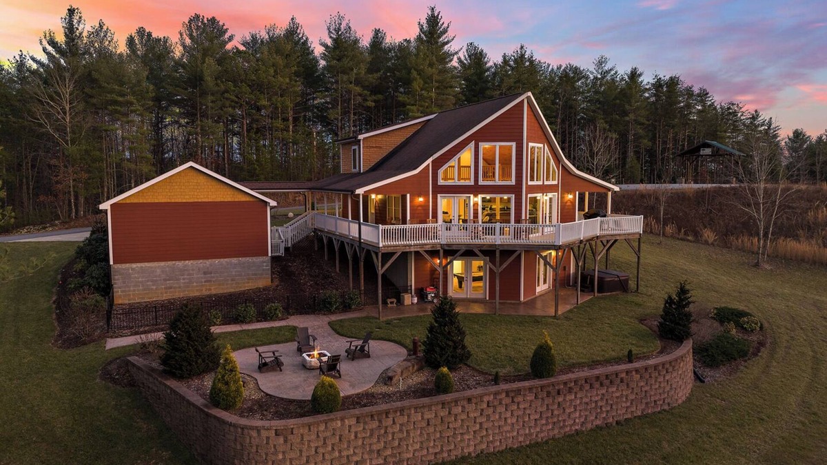 Morganton House | House Galini - Upscale, Outdoorsy Home with Great Amenities