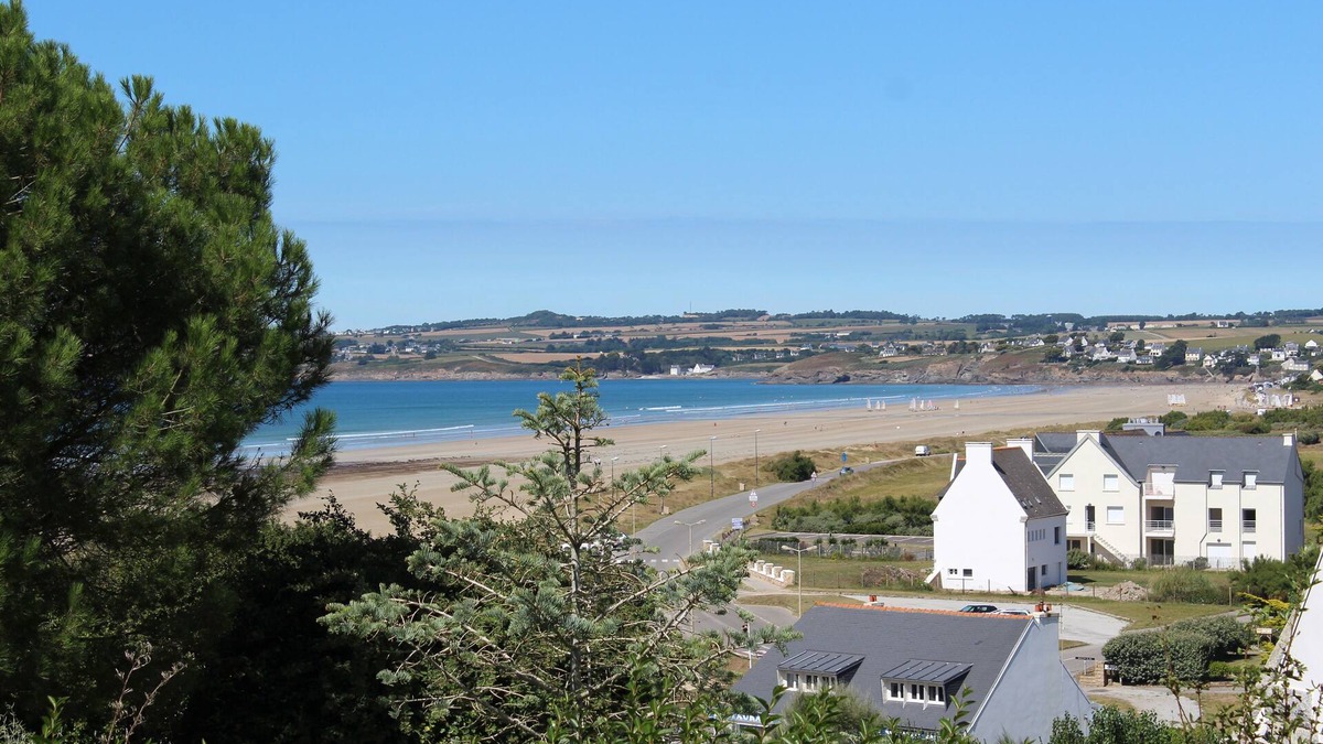 Plomodiern House | House Garden, PLOMODIERN Common locality Lestrevet (Beach)