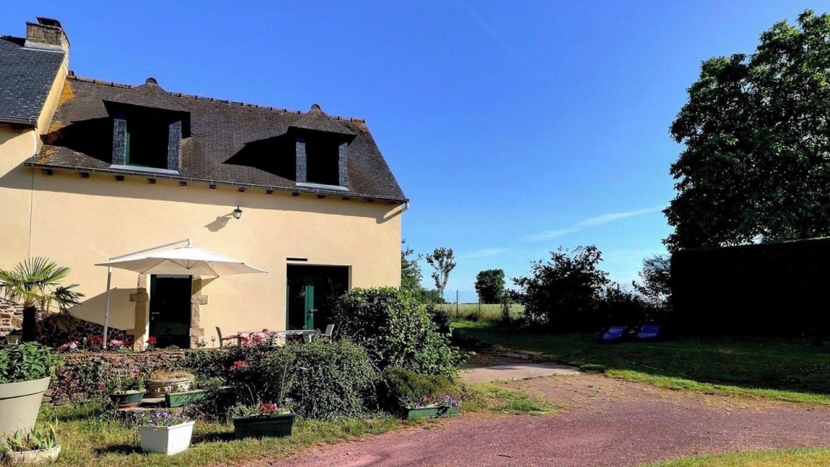 Quedillac House | House 'Gite Les Deux Pins De Trémel' with Private Pool, Private Terrace, and Wi-Fi
