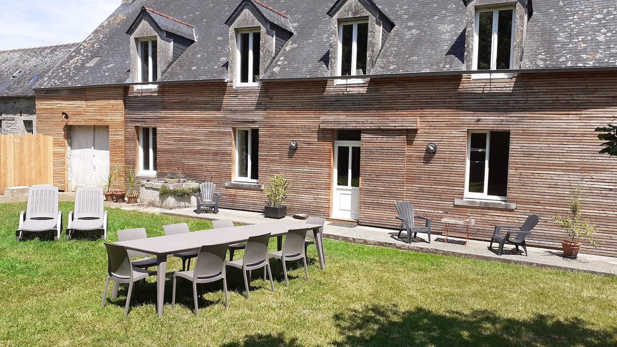 Ploneour-Lanvern House | House in a green setting in Land and Sea