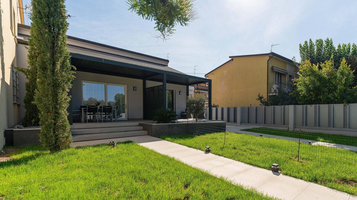 Lido degli Estensi Villa | House in a villa with large private patio in the common garden, in a central position 50 m from the sea and the pedestrian center
