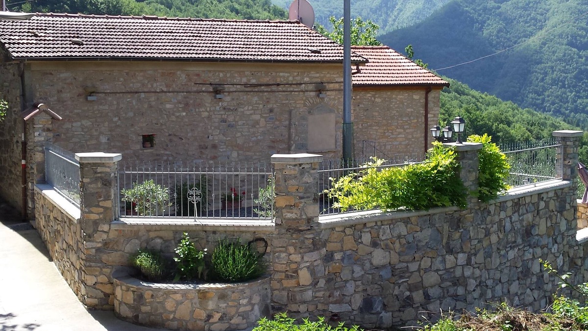 Comano House | House in a Tuscan mountain village with private swimming pool and stunning views