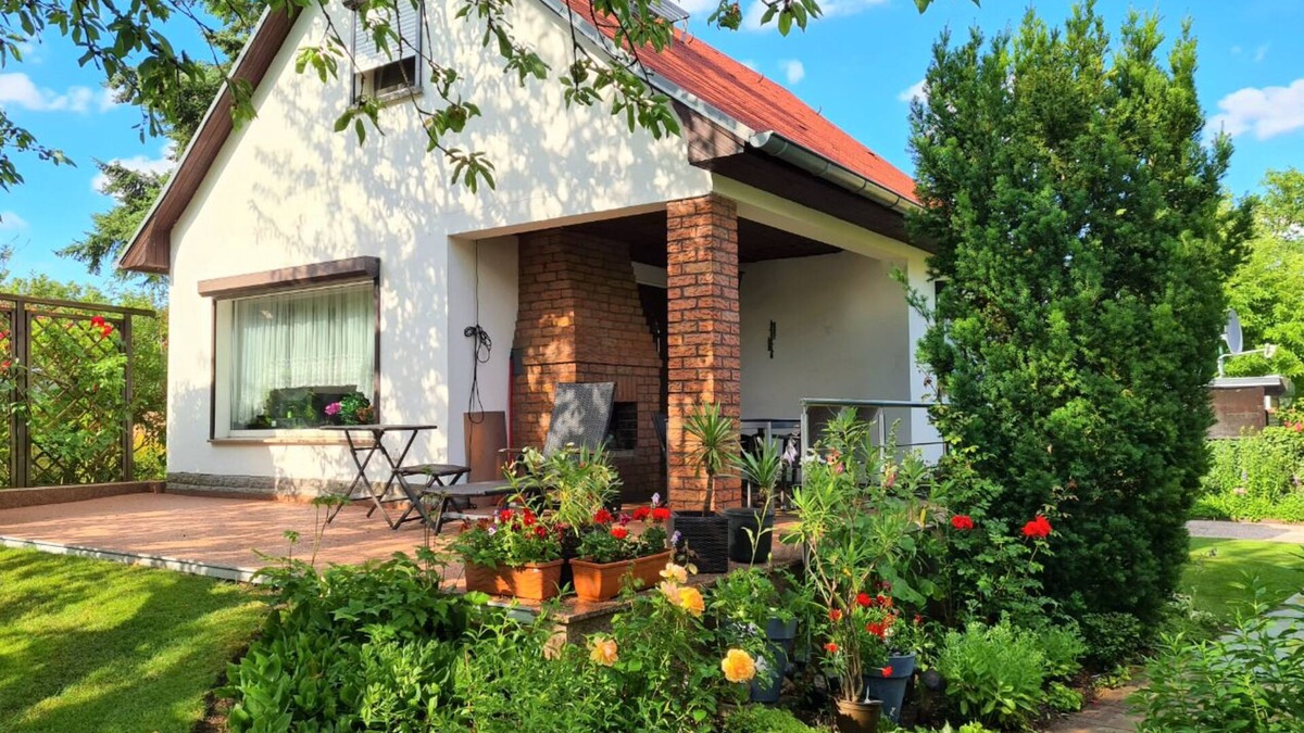 Marzahn House | House in an oasis in Berlin with pool, garden, air-conditioning and fireplace