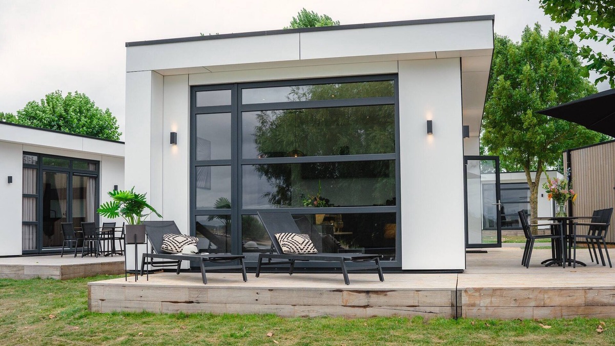 Maurik House | House in Arnhem with Rhine Views