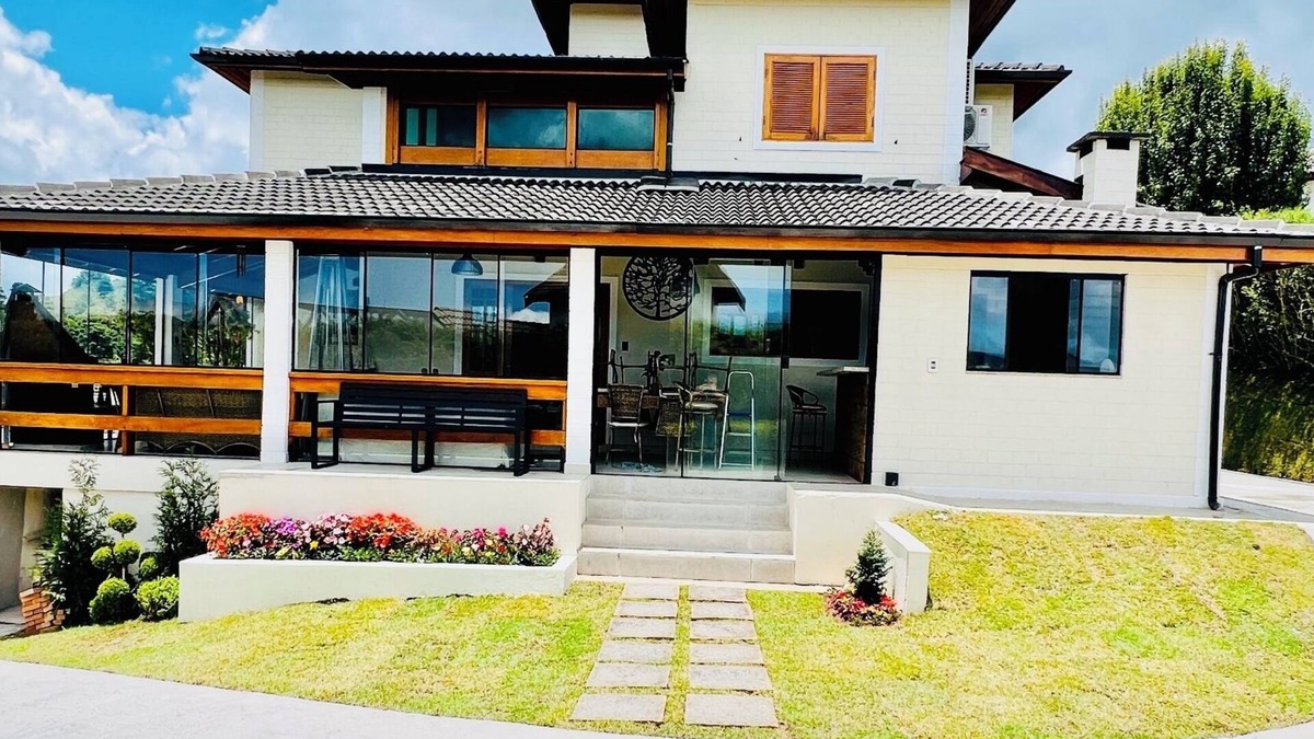 Campos do Jordao Cottage | House in Condominium with Heated Pool, Playground, Hydro, Jacuzzi and Beautiful View.