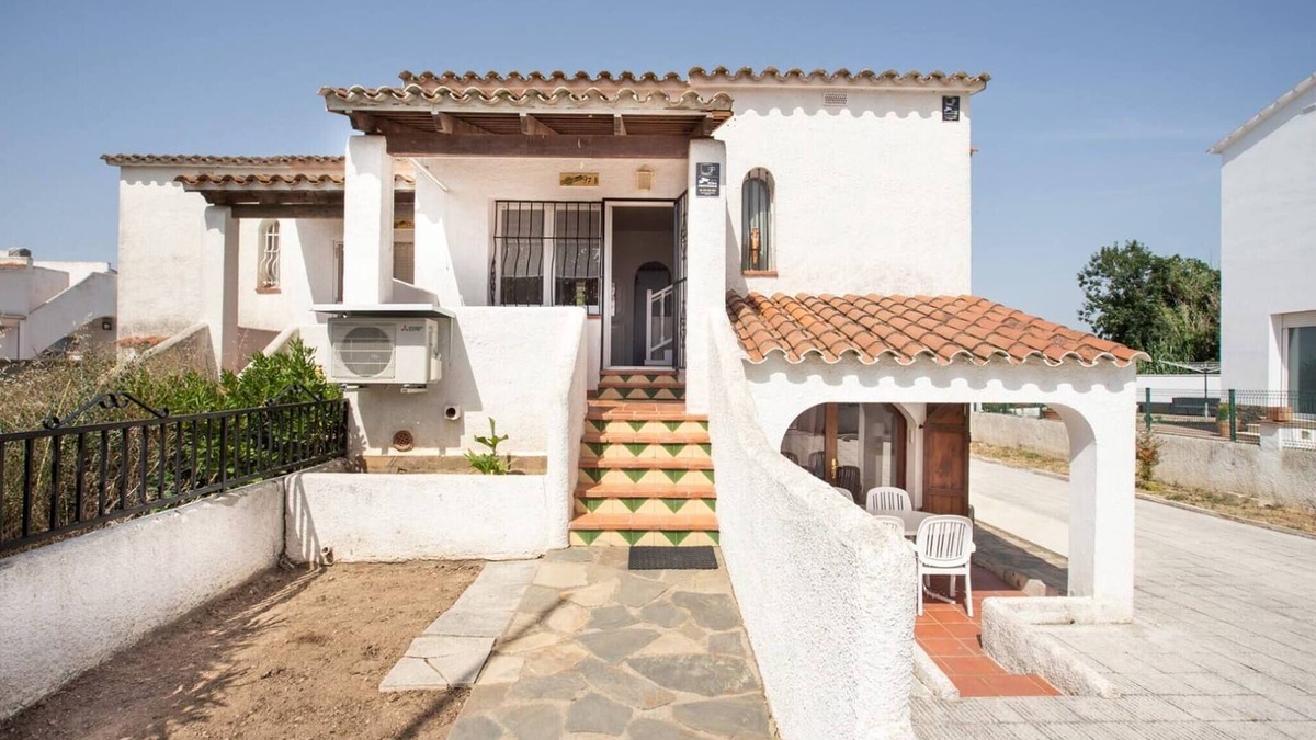 Castello d'Empuries Ski Chalet | House in Empuriabrava with garden AV-17