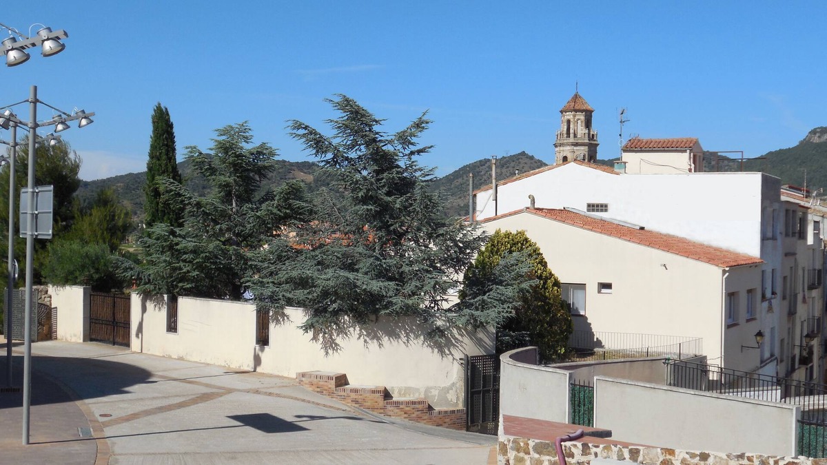 Falset House | House in Falset with a garden in a fantastic location next to the castle