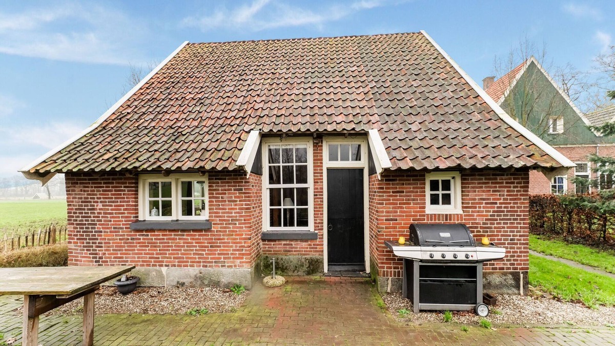 Municipality of Enschede Apartment | House in former 'bakspieker' in rural location near Enschede