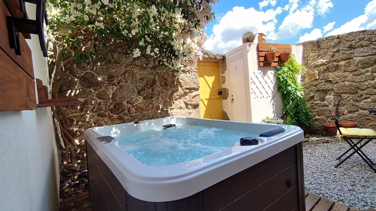 Castelo Branco House | House in granite stone with a century old in center Portugal. Open Space.