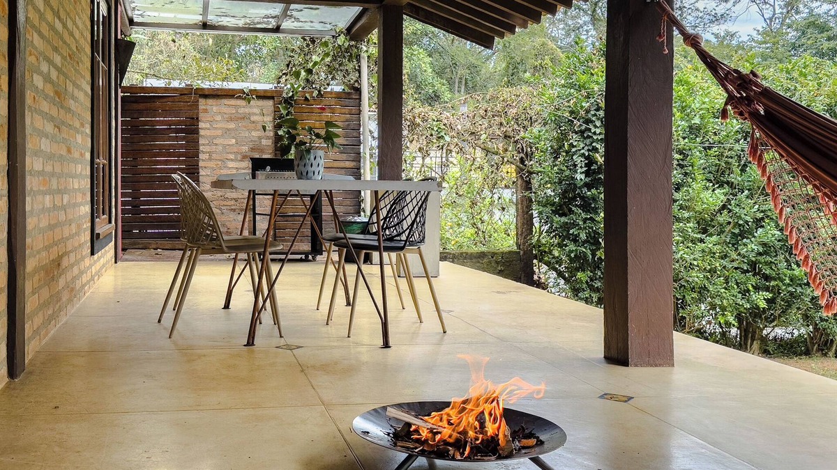 Carapicuiba House | House in Granja Viana in front of the environmental reserve