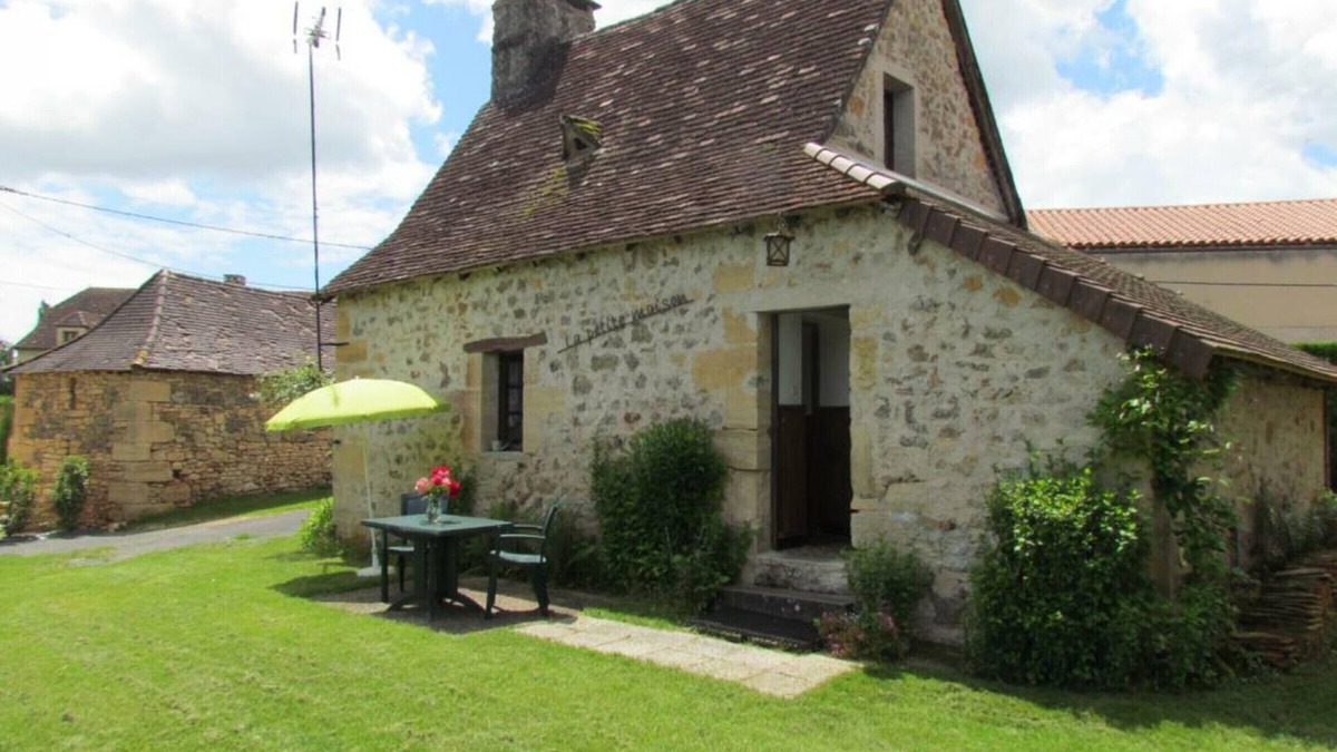 Hautefort Cottage | House in Hautefort with A/C, free bikes, pets allowed