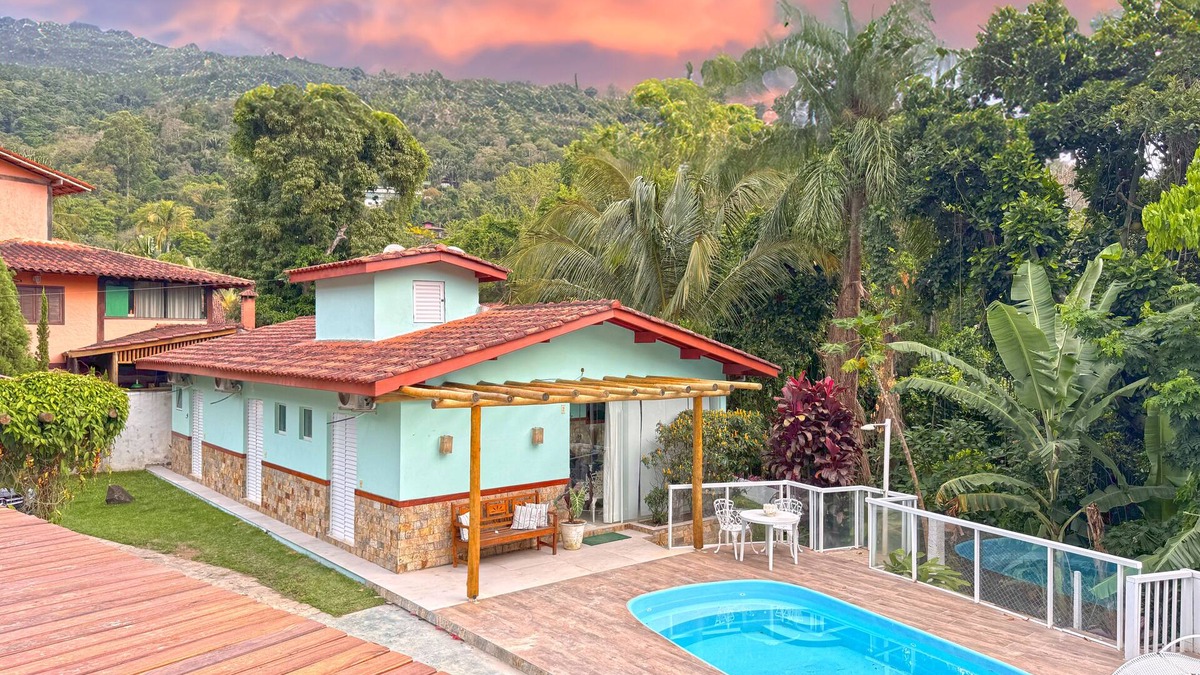 Portinho House | House in Ilhabela overlooking the green