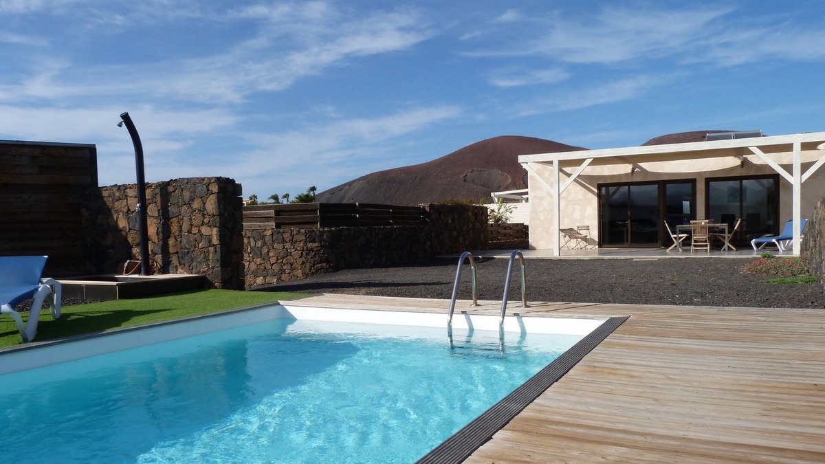 La Oliva Villa | House in Lajares, views of volcanoes, heated pool