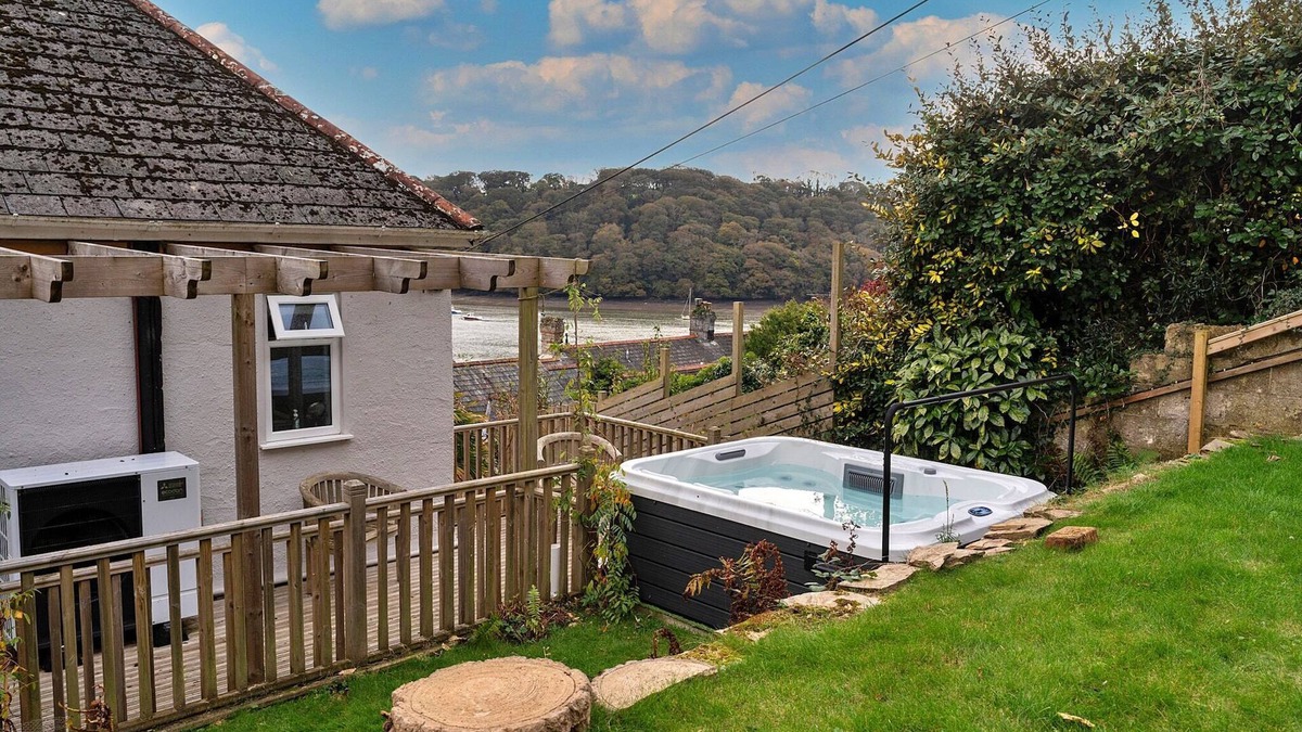 Truro House | House in Malpas with Creek Views & Hot Tub