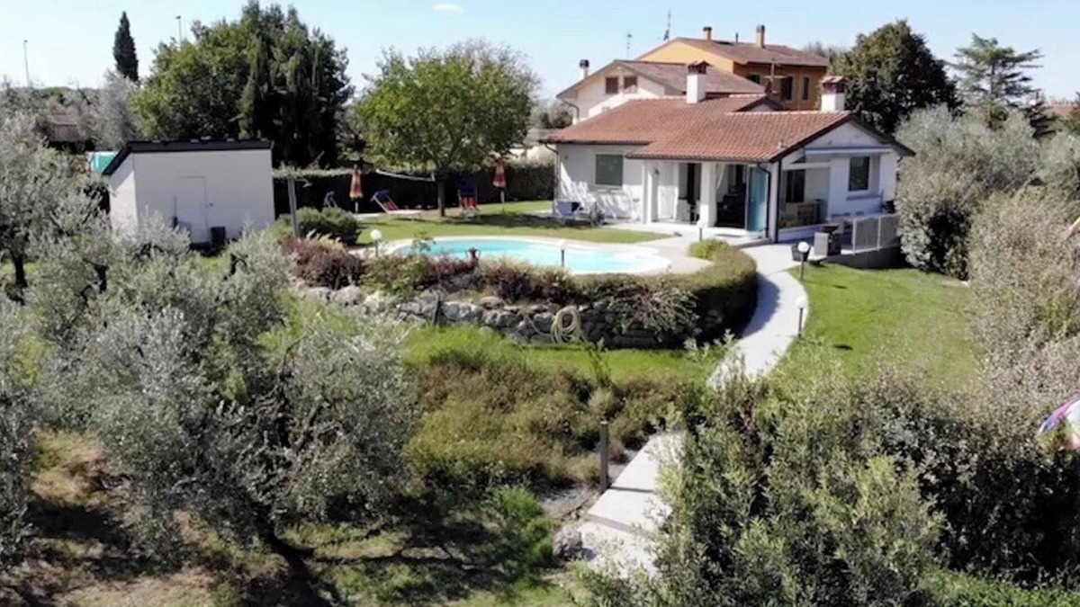Larciano House | House in modern style with swimming-pool