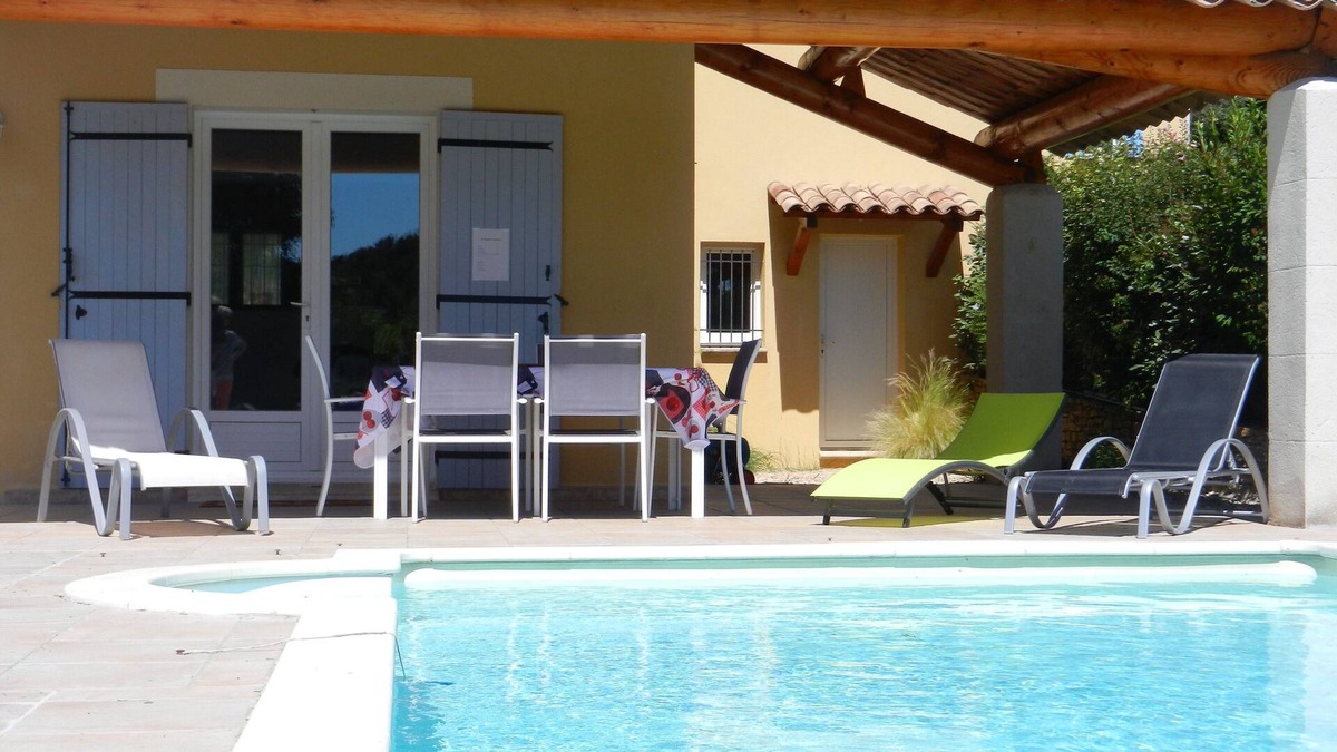 Puymeras House | House in Puyméras Face Au Ventoux With Pool