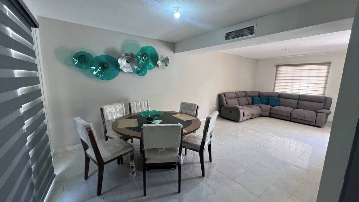 Torreon House | House in residential area, near TSM