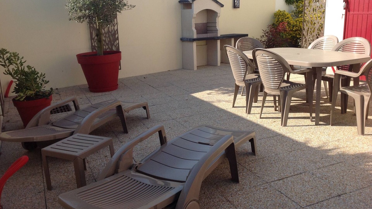 Quartier du Stade House | House in secure private residence with swimming pool and bicycles