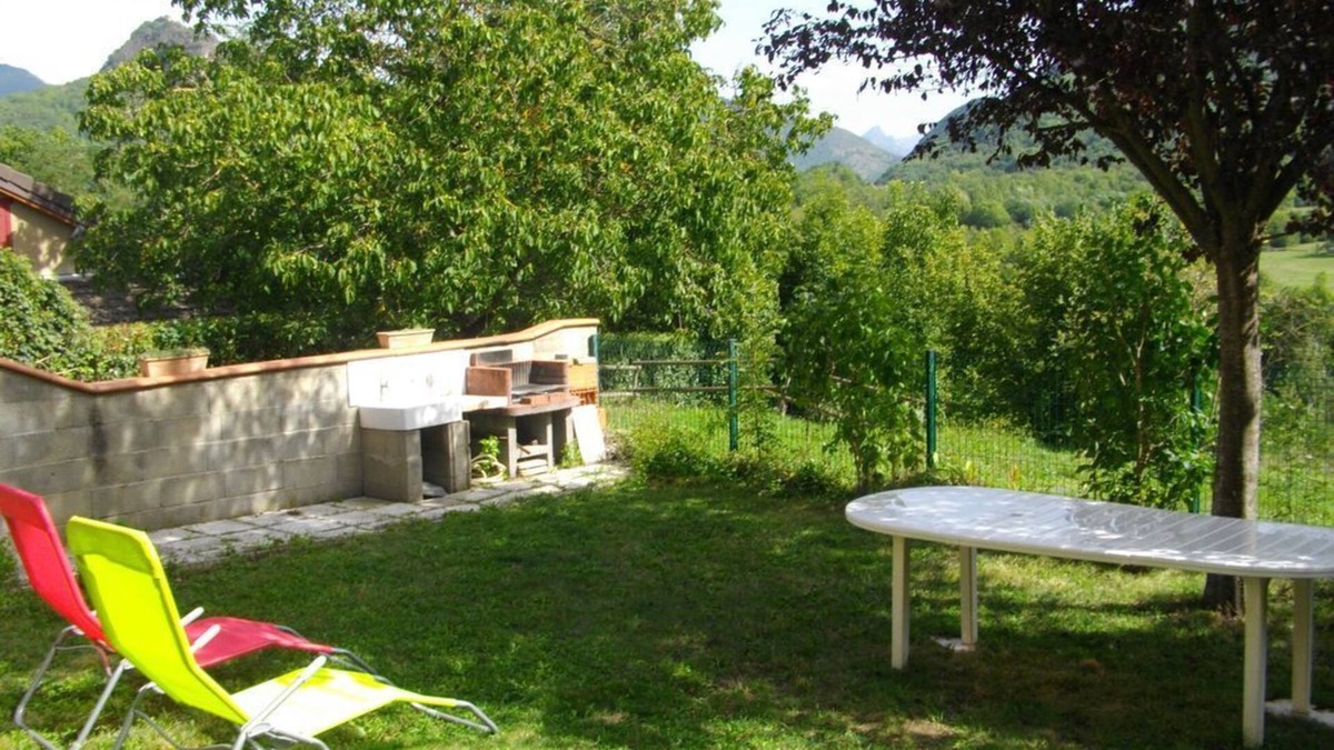 Vebre House | House in small mountain village by the river