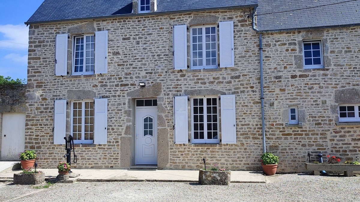 Saint-Marcouf House | House in St MARCOUF, sleeps 10Near Ste MERE EGLISE