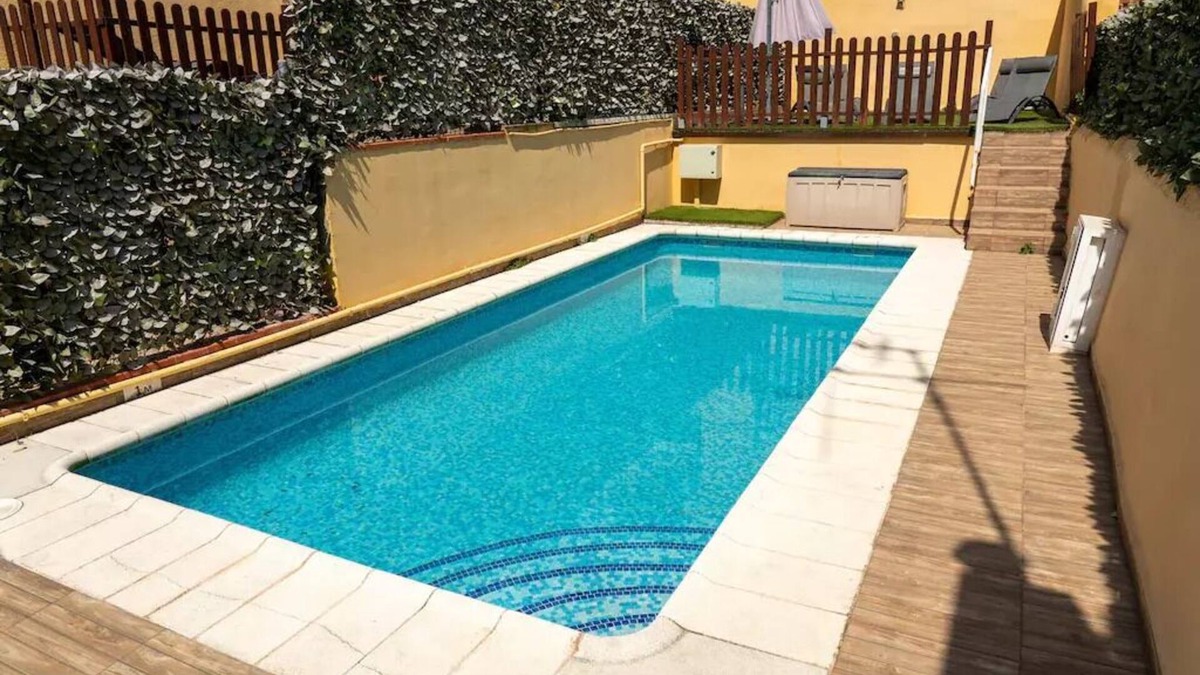 Calella House | House in the center for 12 with pool 400m from the beach
