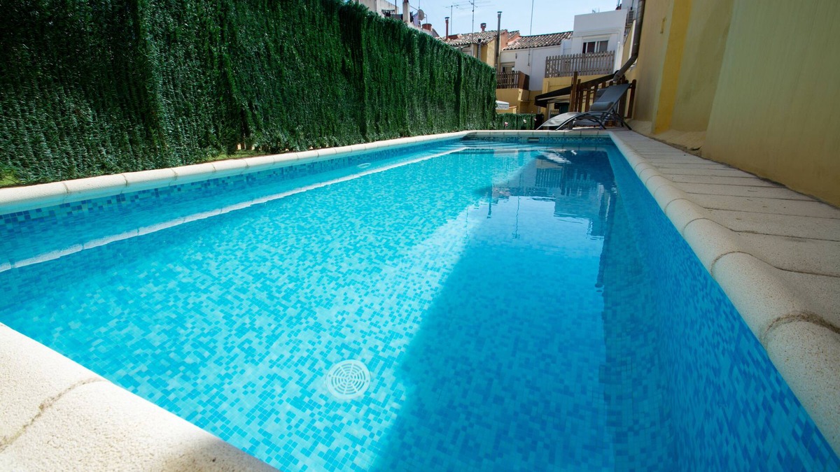 Calella House | House in the city center with private pool only 400 meters from beach
