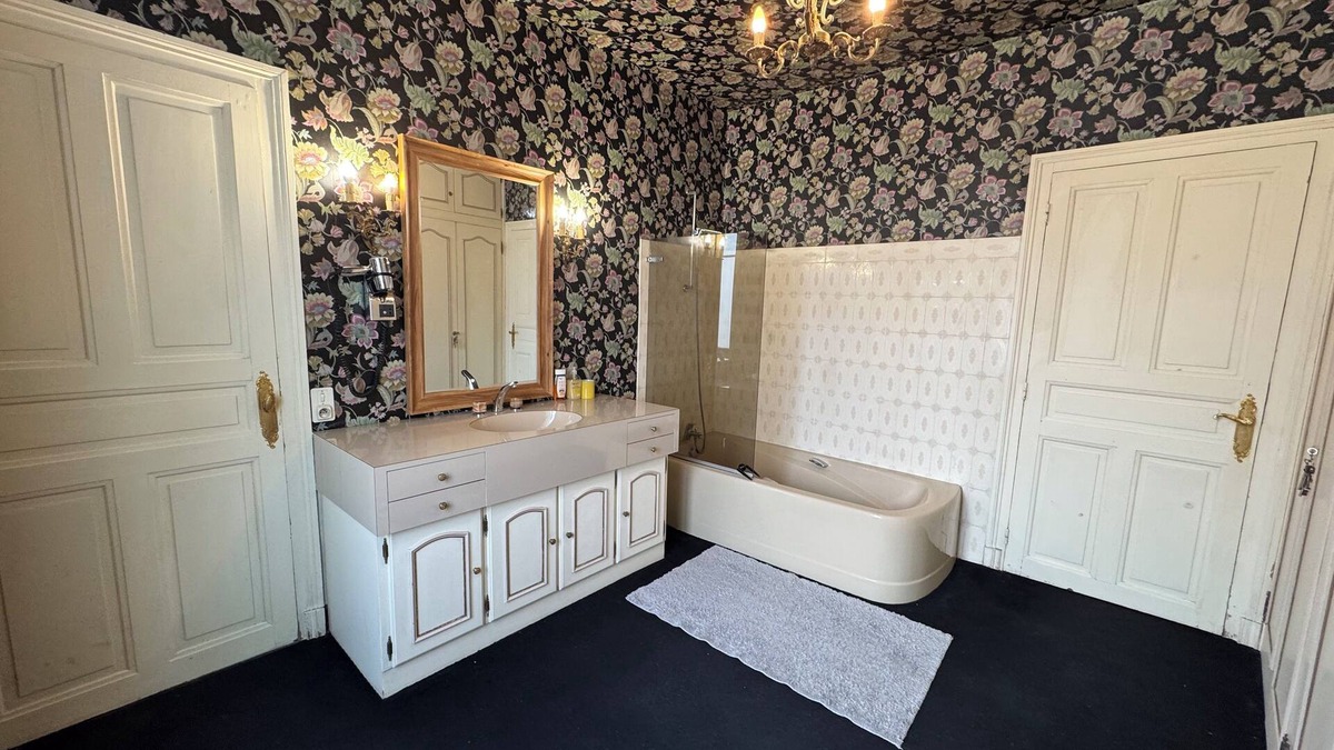 Bort-les-Orgues House | House in the heart of the city