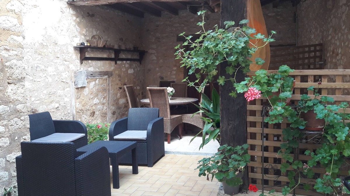 Monpazier House | HOUSE IN THE HEART OF A MEDIEVAL BASTIDE WITH SHADED PATIO