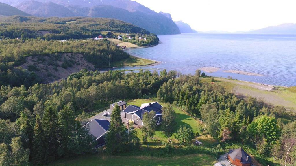 Lyngen House | House in the heart of the Lyngen Alps with Best view