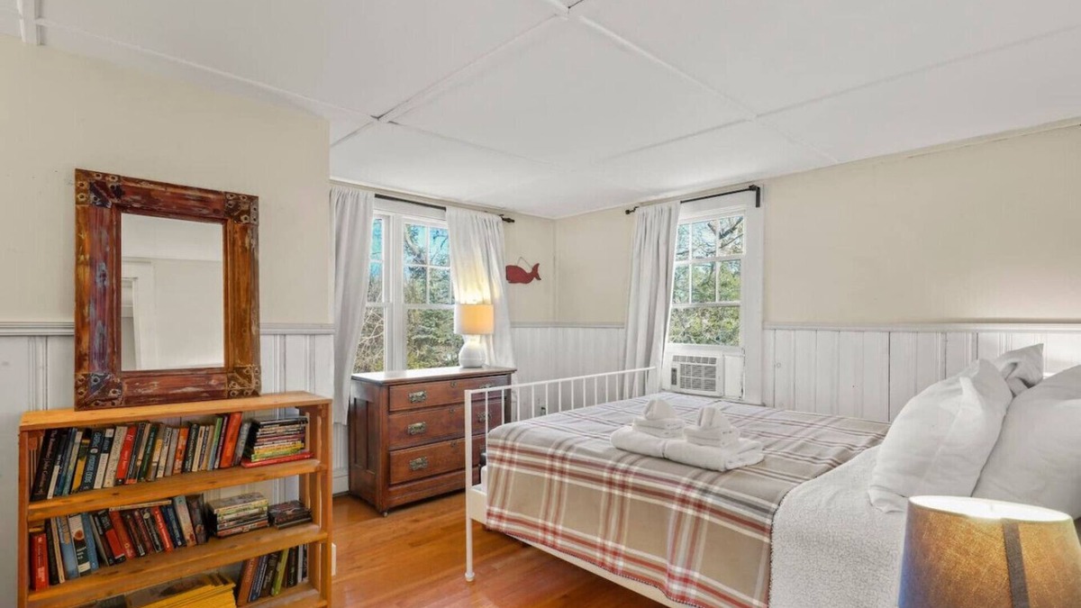 Woods Hole House | House in the Heart of Woods Hole